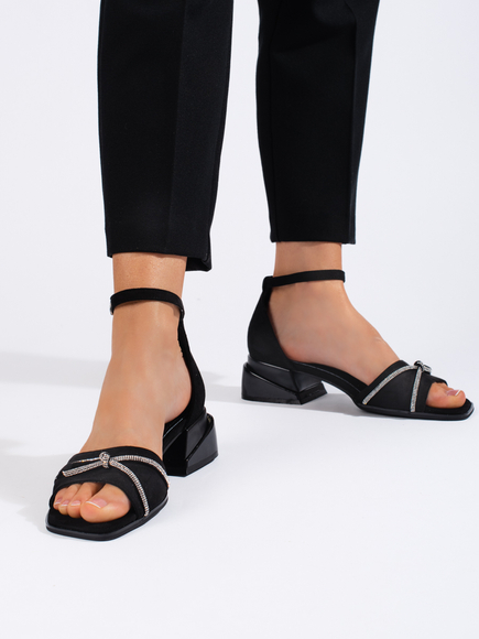 Černé semišové sandály na nízkém podpatku