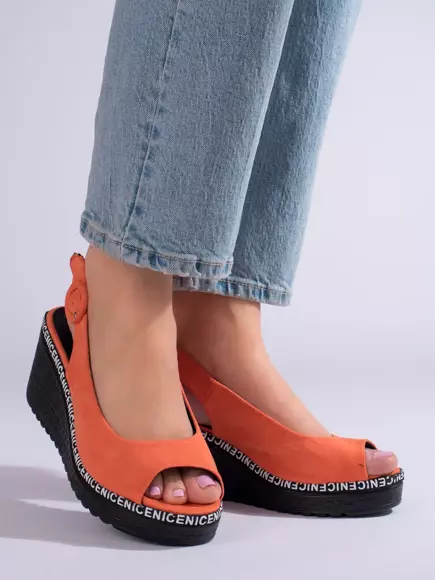 Oranžové sandály na klínku