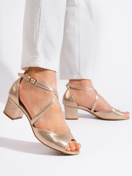 Zlaté dámské sandály na nízkém podpatku