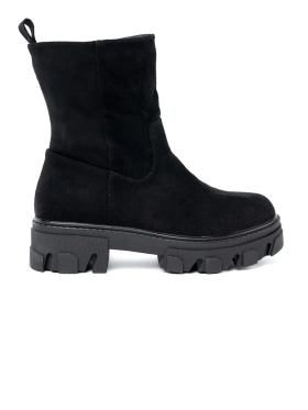 Černé nízké kozačky v minimalistickém designu