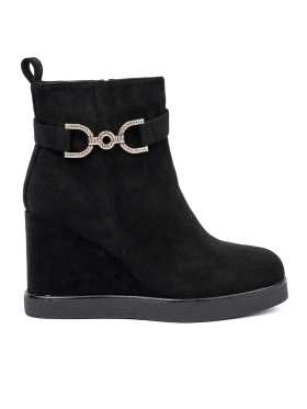 Semišové kotníkové kozačky s elegantní sponou