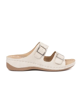 Nazouváky na nízkém klínku s přezkami světle béžové