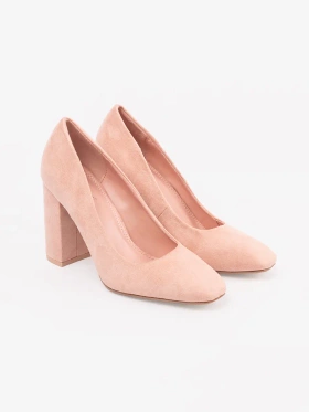 Světle růžové lodičky na sloupku