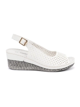 Bílé dírkované sandály na klínku